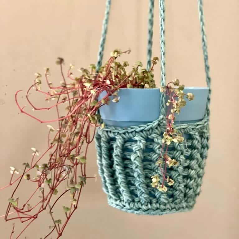 Eryn Plant Hanger by Through the Loop Yarn Craft