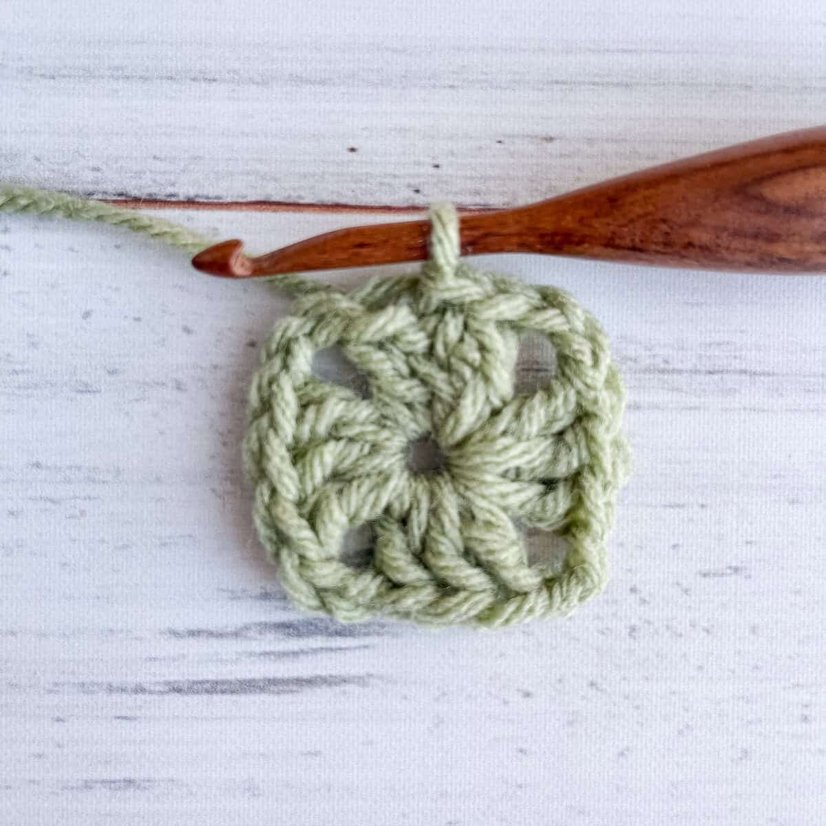 Round 1 solid dc granny square pattern