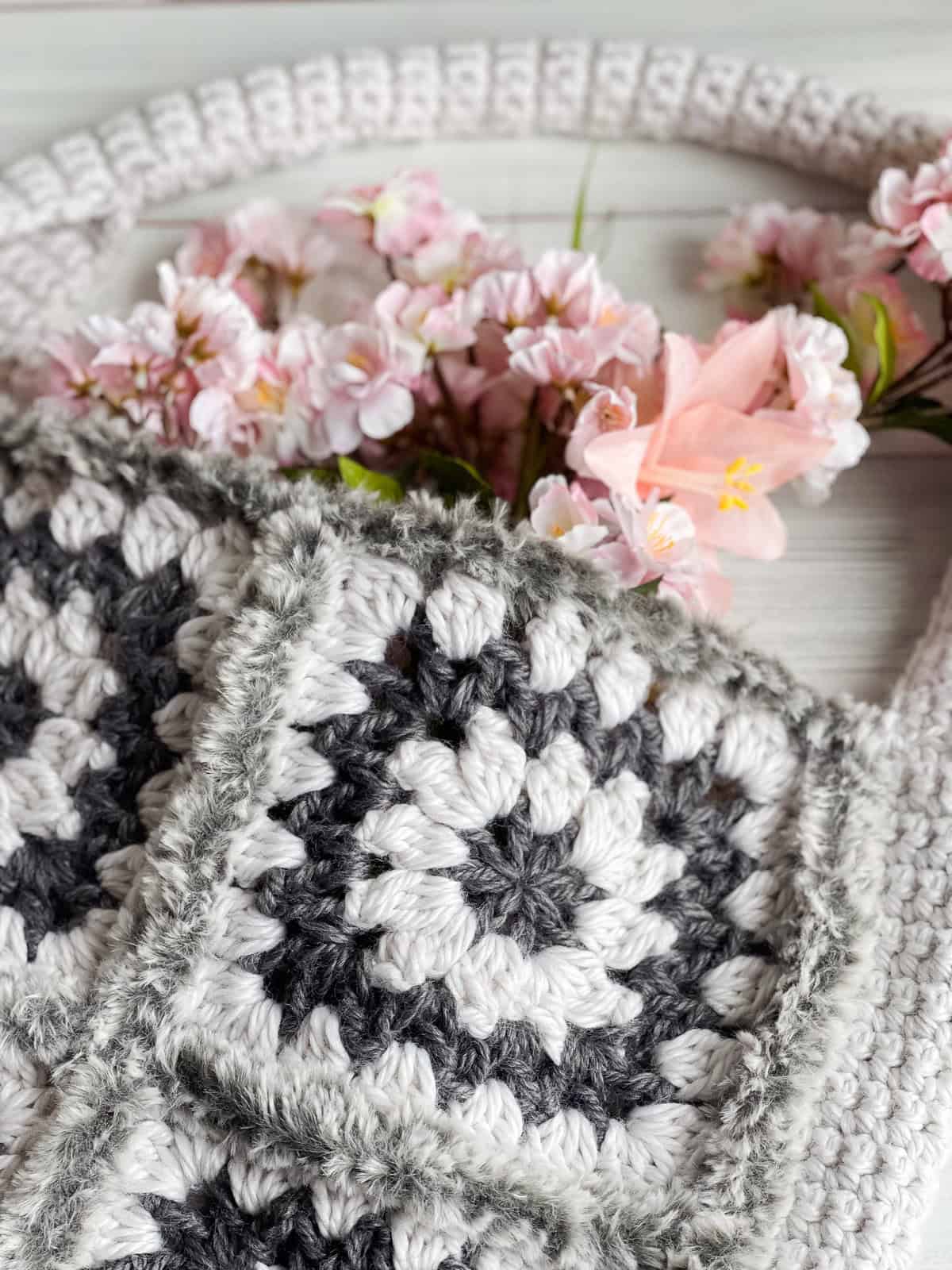 Crochet Bulky Granny Square Bag free crochet pattern